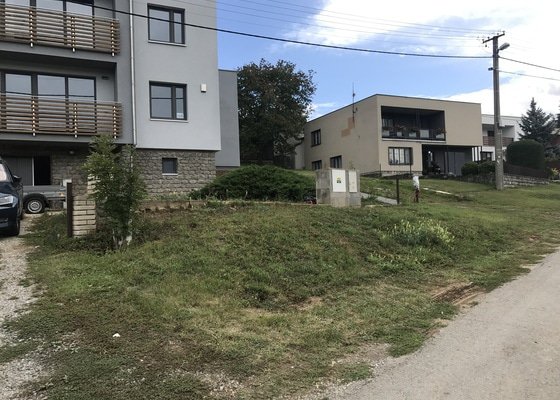 Plot před RD, délka cca 25m, 2 x brána pro vjezd os.autem ( 1x s el.pohonem), 1x vstupní branka, vjezd do garáže z betonové zatravňovací dlažby