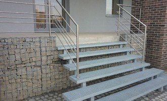 Výroba kovového schodiště před dům - stav před realizací