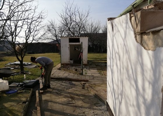 Demolice chlívku s eternitovou střechou + chodníků Vojkovice