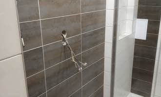 Obložení koupelny, včetně instalace sprchové vaničky a sprchových dveří