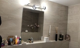 Zrcadlo koupelna a zakryti poskrabaneho stolu tmavým sklen - stav před realizací
