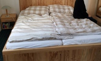 Vyrobit manželskou postel z masivu