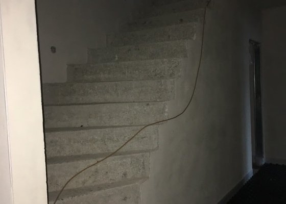 Nerezové zábradlí ke schodišti s výplní ze skla - stav před realizací