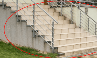 Oprava dlažby venkovního schodiště - stav před realizací