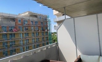 Přivrtání stinících rolet do stropu balkonu - stav před realizací