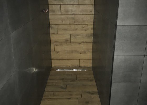 Položení keramické dlažby + obklad v koupelnách/chodbách