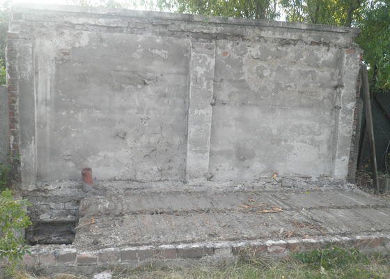 Betonová deska nad sklep, jako základ pod zahradní domek cca 4x2m, + oprava přilehlé zdi/omítky/ - stav před realizací