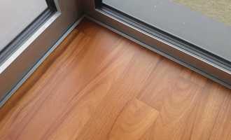 Montáž dřevěné podlahy a obklad schodů