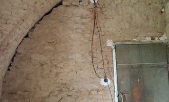 V pokoji zazdění dveřního otvoru a instalace falešného stropu ze sádrokartonu