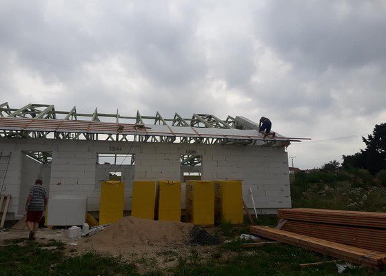 Pokládka nové střechy na novostavbě