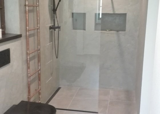 Rekonstrukce koupelny bez dlaždic + aplikace pohledového betonu do ložnice