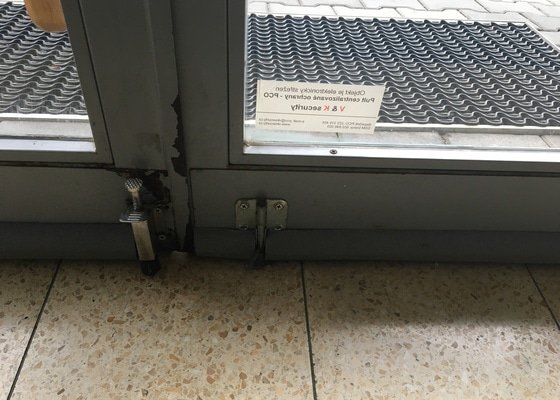 Oprava zavírání vstupních dveří bytového domu