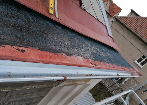 Oplechování římsy a úpravy střešního plechu a instalace okapu