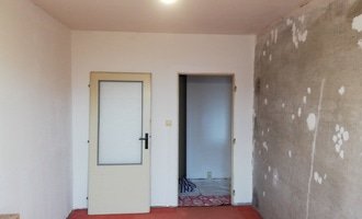 Dokončení stěrkování a vymalování malého pokoje v bytě 2+kk - stav před realizací