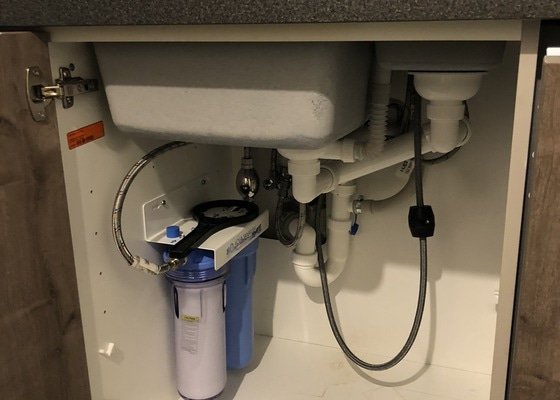 Instalace vodního filtru pod dřez
