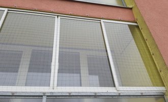 Zasíťování zaskleného balkonu (zvýšené přízemí) proti pádu kočky