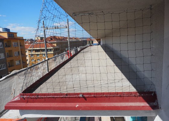 Sítě proti holubům na stříšku nad balkon z lešení