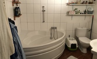 Výměna části obkladů a dlažby v koupelně, obezdění a obložení vany - stav před realizací
