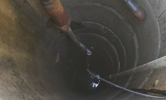 Vyčištění studny, vytmelení, demontáž staré ruční pumpy, přidání vrchní nadzemní skruže s poklopem - stav před realizací