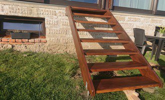 Dřevěné venkovní schodiště bez zábradlí