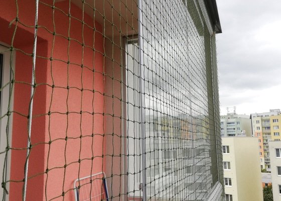 Sítě pro kočku na balkon a jedno okno