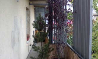 Instalace dřevěné zábrany na balkoně