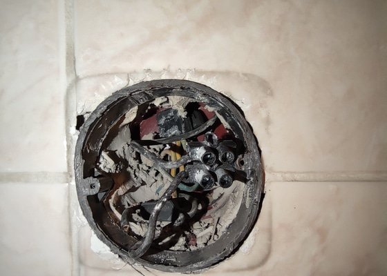 Vysekat díru pro vypínač v koupelně