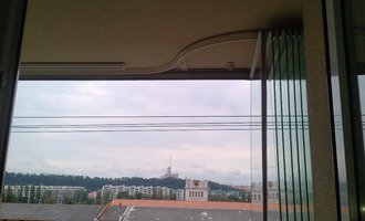 Oprava/výměna vertikální žaluzie u zaskleného balkonu _ Praha 7 - stav před realizací