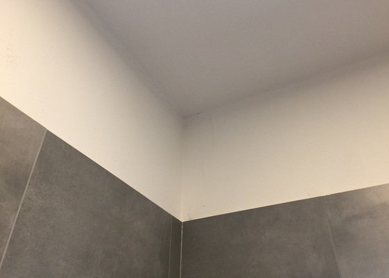 Zatmelení prasklin mezi stropem a zdí (cca 70m)