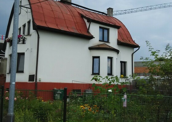 Natřít plechovou střechu rod. domu a výměna střešního okna