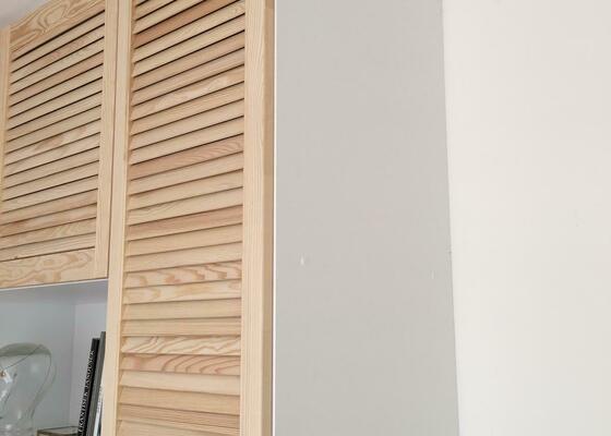 Korpus vestavné skříně z laminátu bílé barvy + připevnění hotových lamelových dveří a úchytek