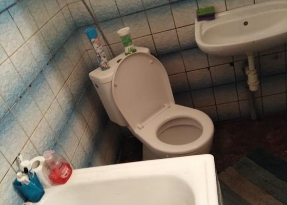 Vyřešit úniky vody ve zdi v koupelně.