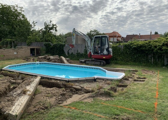 Pochozí plocha kolem již hotového zapuštěného bazénu, základové pásy pro zastřešení