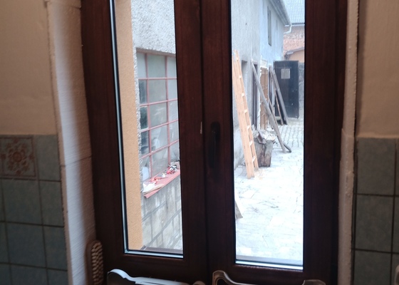 Zapravení oken dveří a omitnutí komína - stav před realizací