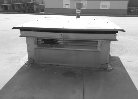 Oprava vývodů z digestoří a mřížek na střeše bytového domu - stav před realizací