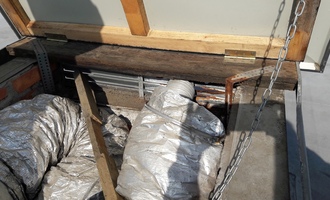 Oprava vývodů z digestoří a mřížek na střeše bytového domu - stav před realizací