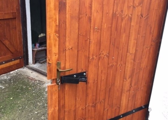 Nová garážová vrata dřevěná dvoukřídlá
