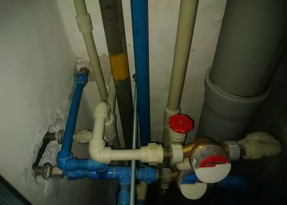 Rekonstrukce plastových vodovodních trubek v bytě