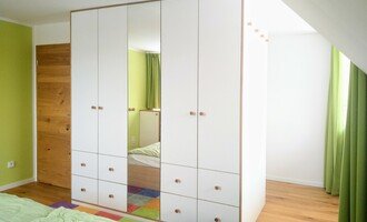 Výroba a montáž 5 nábytkových sestav na míru: Skříně ložnice 2x, koupelnová stěna, pracovna, lakované police obývací pokoj