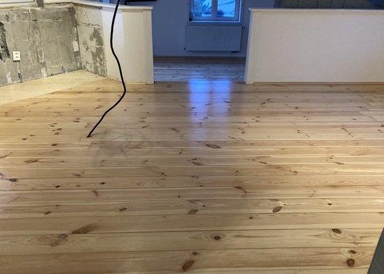 Zbroušení a nalakování dřevěné podlahy