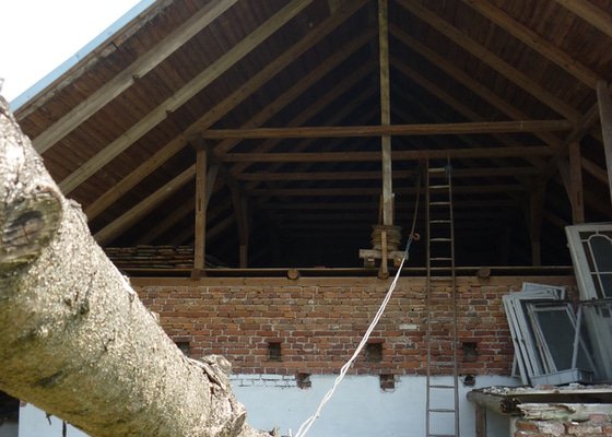 Zkrácení střechy a uzavření štítu  - stav před realizací