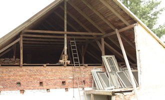Zkrácení střechy a uzavření štítu  - stav před realizací