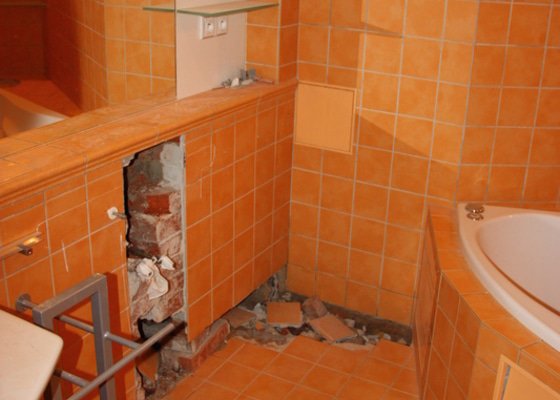 Obkladačské, zednické a instalatérské práce v koupelně - stav před realizací