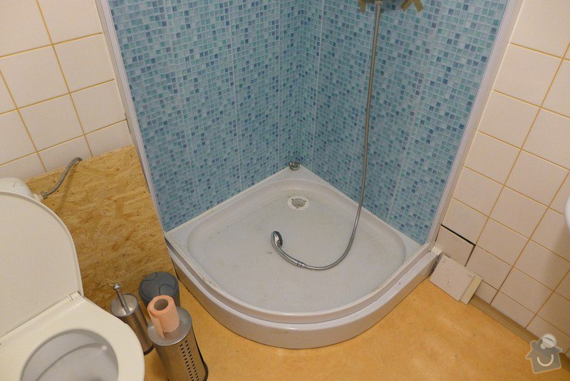 Instalace dvou sprchových koutů, dozdění příčky, částečně i obklady: P1020292