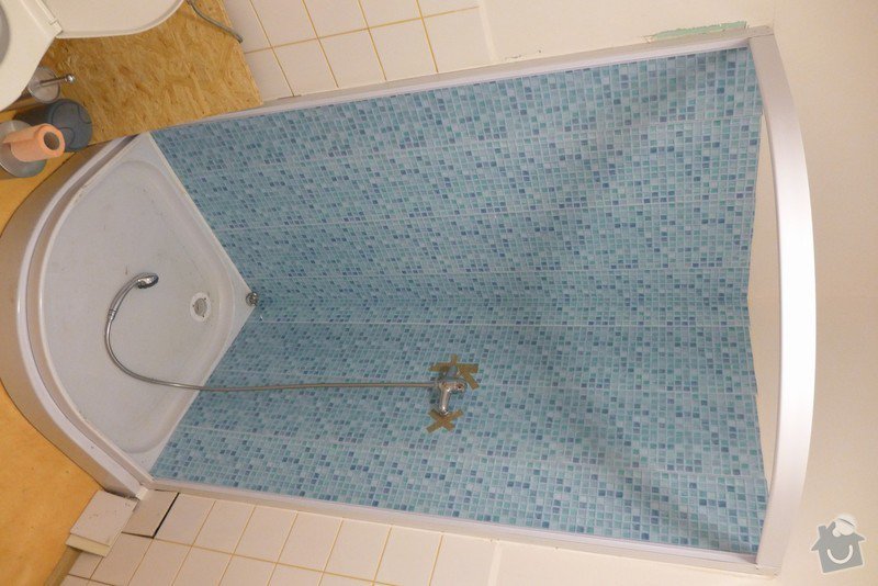 Instalace dvou sprchových koutů, dozdění příčky, částečně i obklady: P1020295