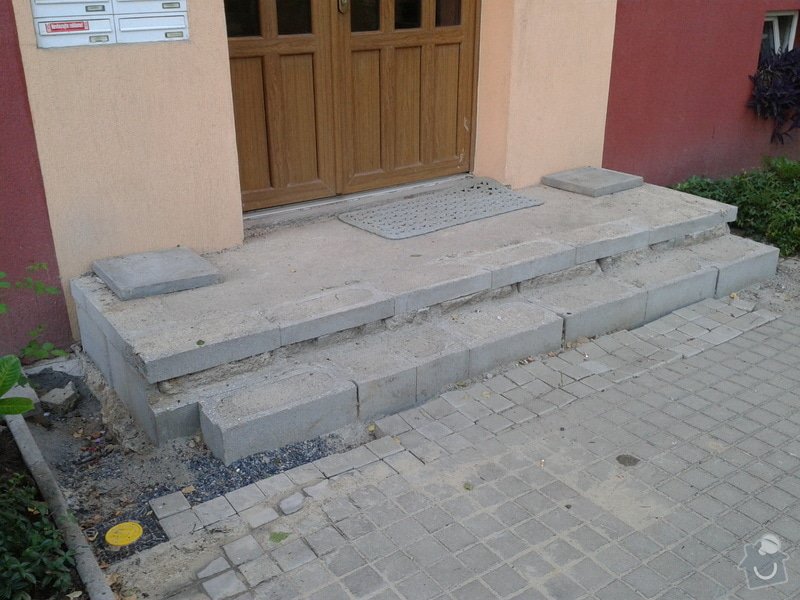 Dokončení vstupního schodiště u panelového domu: 2013-07-17_20.01.21
