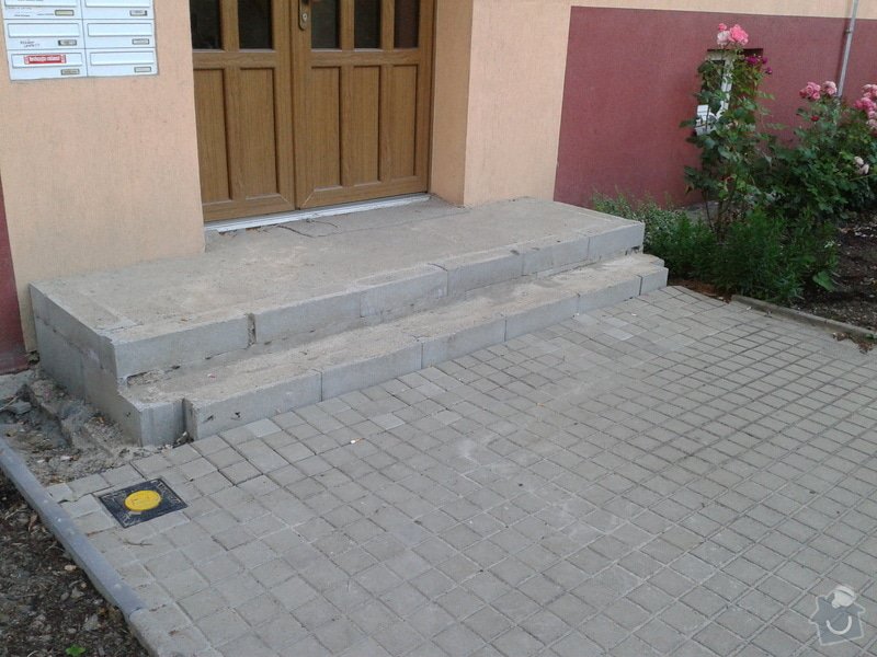 Dokončení vstupního schodiště u panelového domu: 2013-07-17_20.02.20