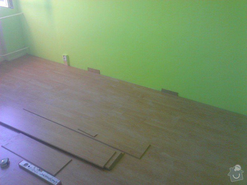Rekonstrukce panelového bytu: montaz_plovoucich_podlah_loznice