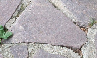 Přespárování venkovní kamenné dlažby - stav před realizací