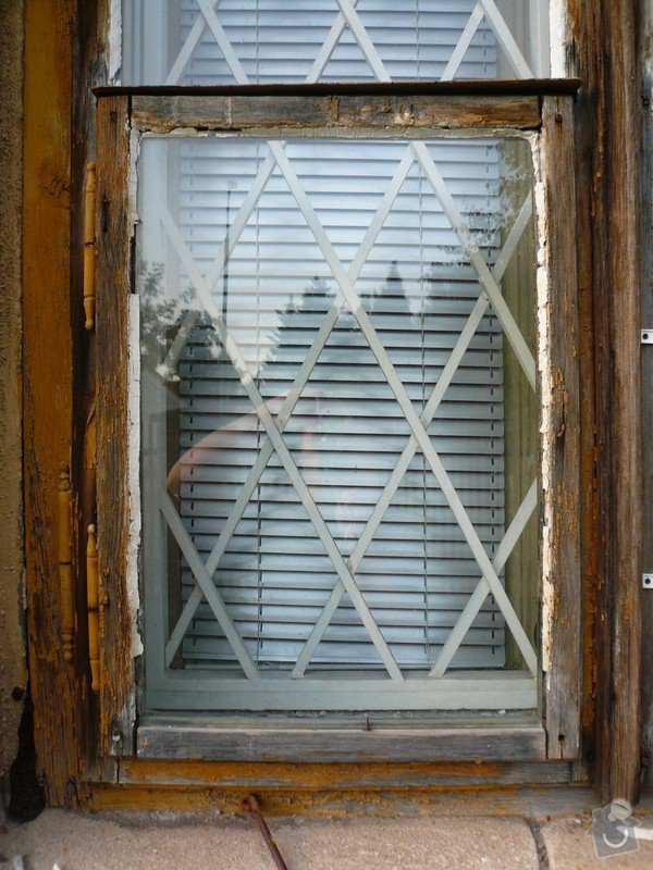 Natření/napuštění bezbarvým Luxolem, oprava a kytování  8mi dřevěných venkovních oken: okno_05-1